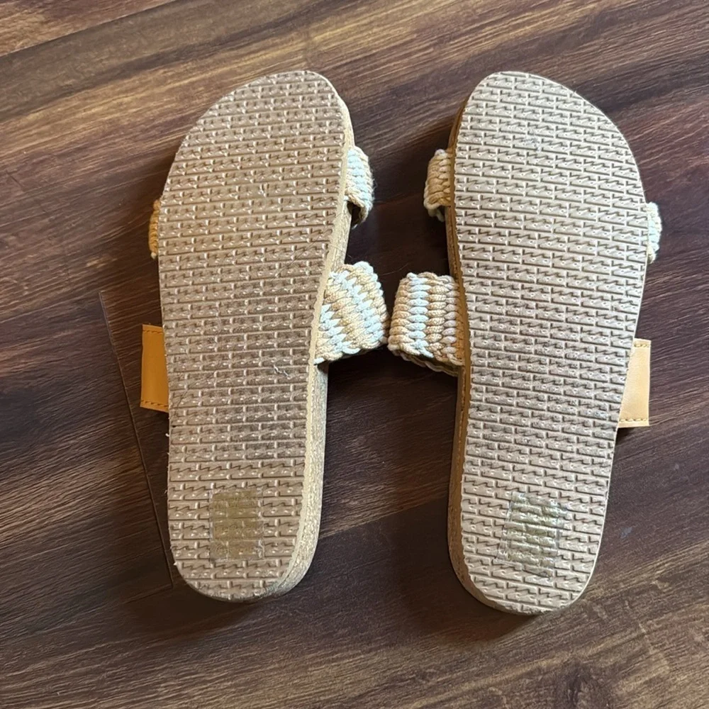 Billabong Tan and Cream Sandals Slippers Size 9